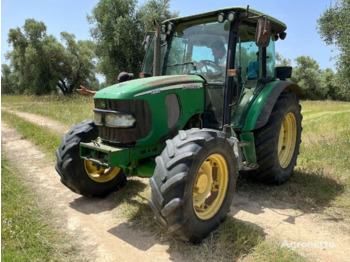 Traktorius JOHN DEERE 5820