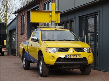 Lengvasis automobilis Mitsubishi L200 CLUB CAB 4WD TRAFFIC SUPPORT with light -screen: foto 1