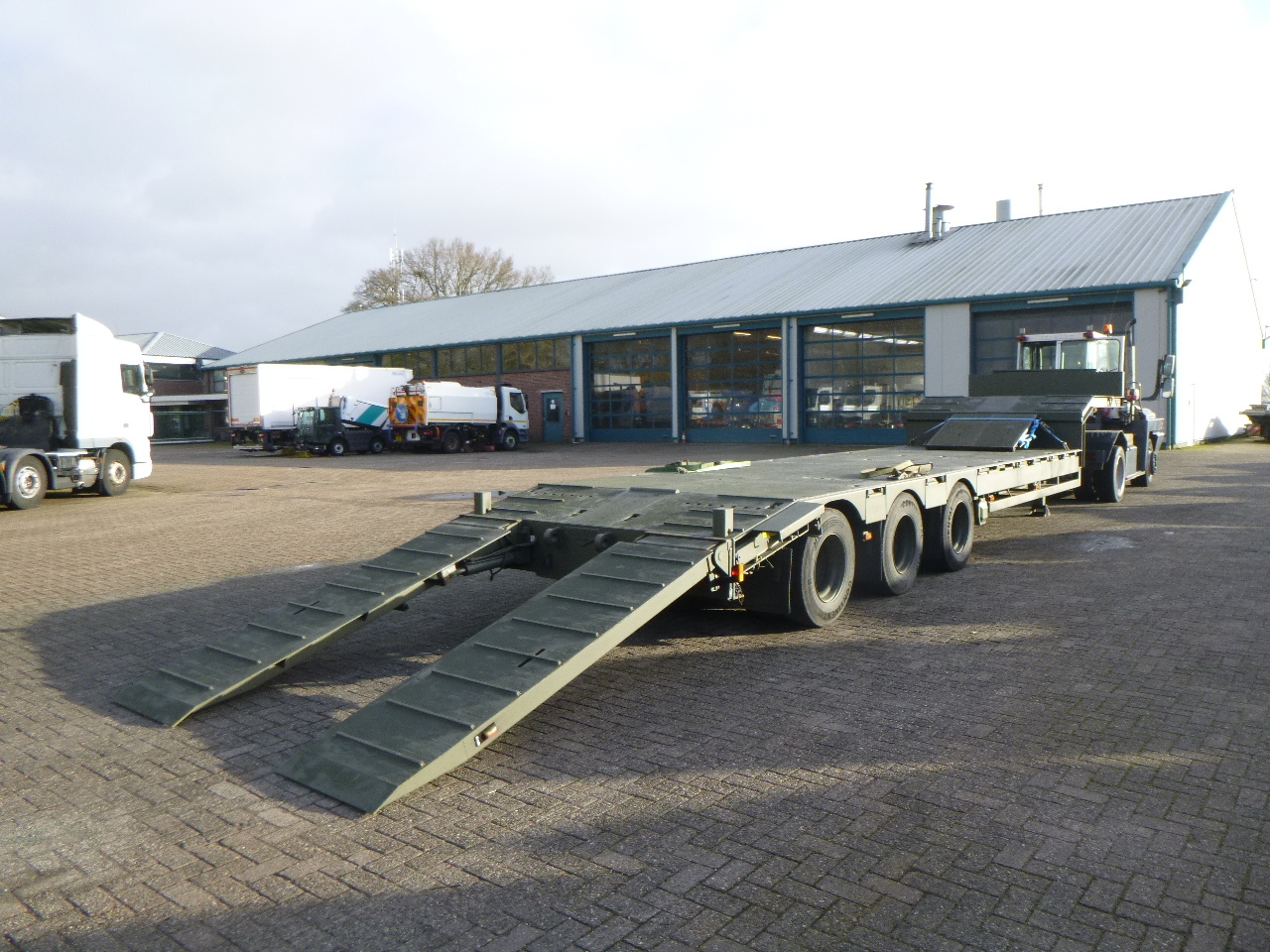 Žemo profilio platforma puspriekabė Broshuis 3-axle semi-lowbed trailer E-2130 / 73 t + ramps: foto 6