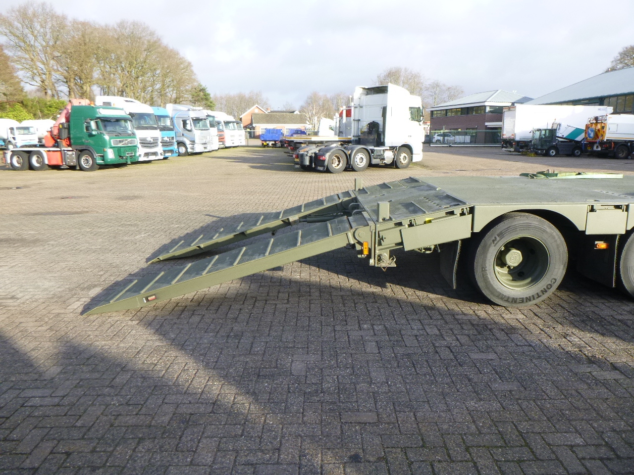 Žemo profilio platforma puspriekabė Broshuis 3-axle semi-lowbed trailer E-2130 / 73 t + ramps: foto 11