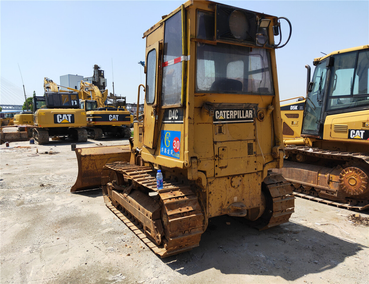 CATERPILLAR D4C - Buldozeris: foto 4