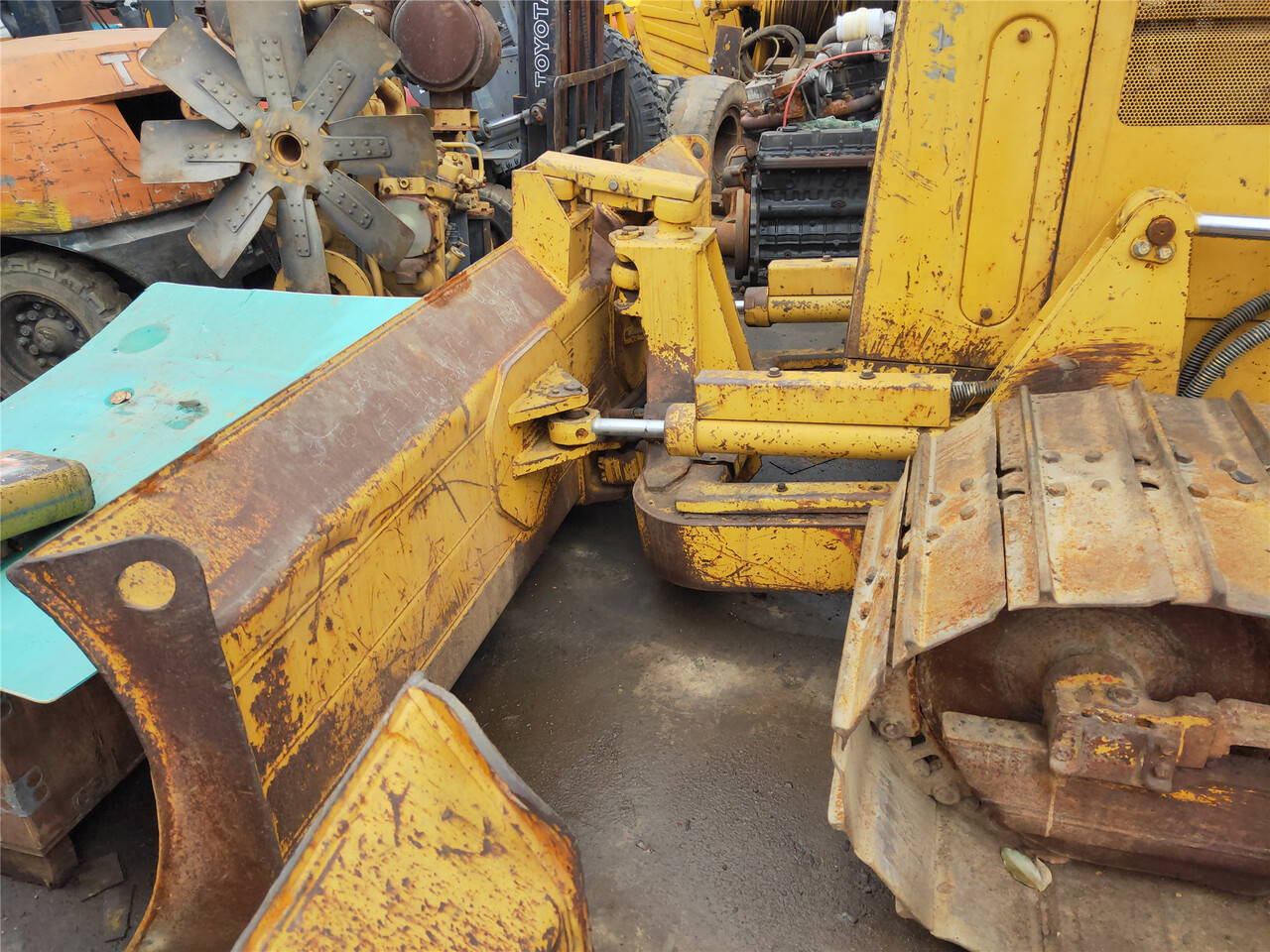CATERPILLAR D4C - Buldozeris: foto 2