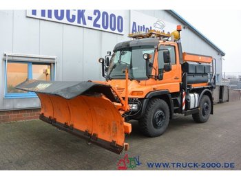 Platforminis/ bortinis sunkvežimis Mercedes-Benz Unimog U400 4x4 Winterdienst - Streuer + Schild