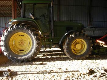 JOHN DEERE 6910 
 - Traktorius