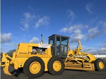 Greideris KOMATSU GD530A mit 5-Zahn-Heckaufreisser: foto 5