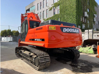 Vikšrinis ekskavatorius Doosan DX300: foto 1