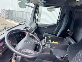 Interior photo 2: Furgonas sunkvežimis Mercedes-Benz Axor 1833 L 4x2 Axor 1833 L 4x2, Getränkekoffer