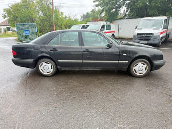 Sedanas Mercedes-Benz E 200: foto 5