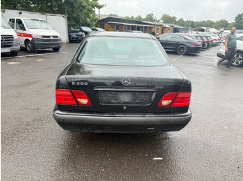 Sedanas Mercedes-Benz E 200: foto 4