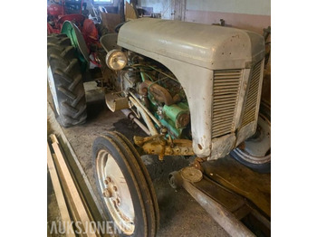Traktorius MASSEY FERGUSON 1000 series