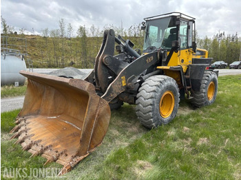 Ratinis krautuvas KOMATSU WA320