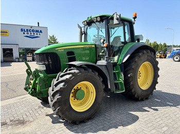 Traktorius JOHN DEERE 7530