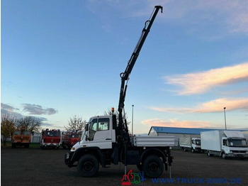 Platforminis/ Bortinis sunkvežimis, Sunkvežimis su kranu Unimog U 300 4x4 Hiab Kran Fernbedienung Nur 78.144 Km: foto 2