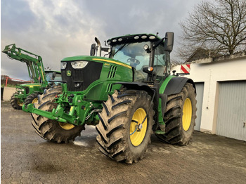 Traktorius JOHN DEERE 6215R