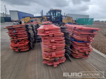 Statybinė įranga Pallet of Plastic Safety Barriers (5 of) Pallet of Road Signs (3 of): foto 4