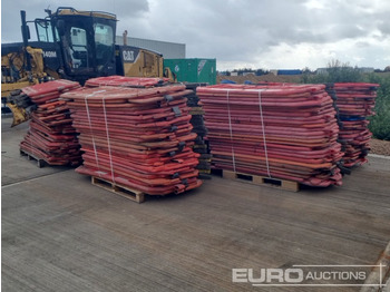 Statybinė įranga Pallet of Plastic Safety Barriers (5 of) Pallet of Road Signs (3 of): foto 3