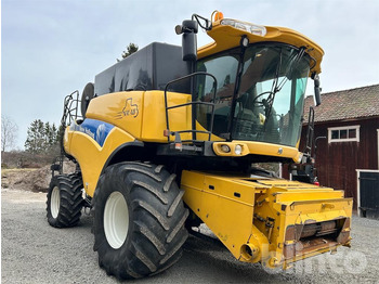 Derliaus nuėmimo kombainas NEW HOLLAND CR980