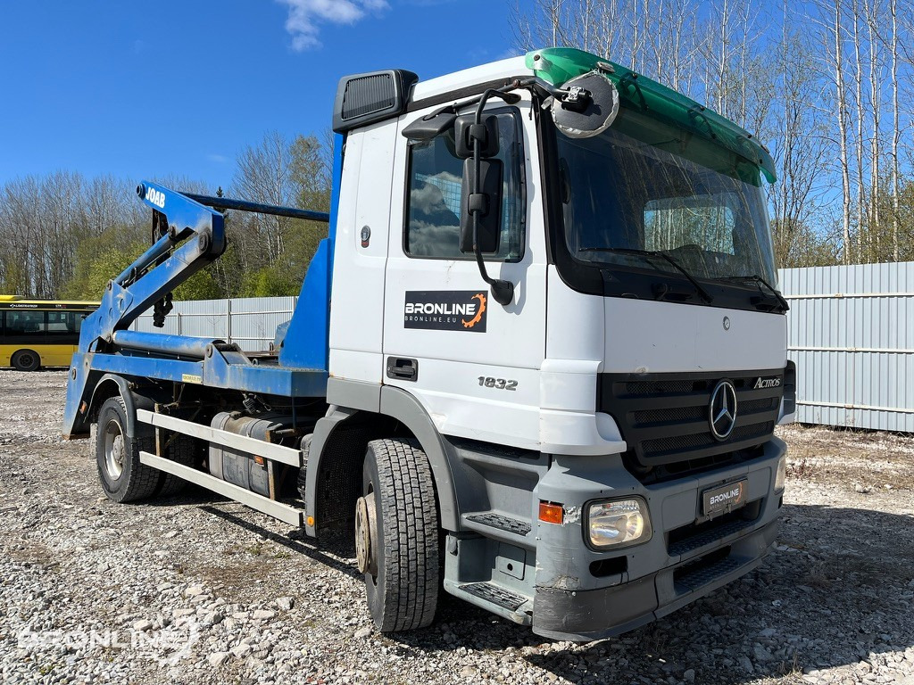 2004 Mercedes-Benz Actros 1832 Skip Loader Joab - Nuožulnaus pakėlimo ant platformos sunkvežimis: foto 2 2004 Mercedes-Benz Actros 1832 Skip Loader Joab - Nuožulnaus pakėlimo ant platformos sunkvežimis: foto 2
