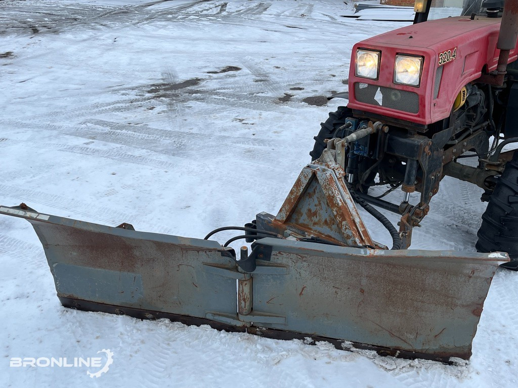 Traktorius, Sniego peilis 2016 Belarus 320.4 Tractor + Snow plow: foto 11