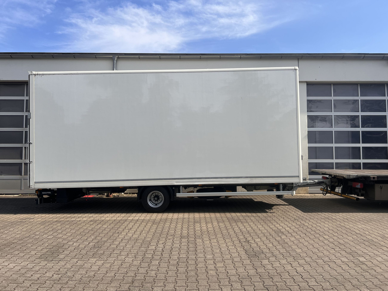 Ackermann Z-KA-F10.5/7,5 1 Achs Kofferanhänger mit Ladebordwand 10,5 t GG - Furgonas priekaba: foto 4 Ackermann Z-KA-F10.5/7,5 1 Achs Kofferanhänger mit Ladebordwand 10,5 t GG - Furgonas priekaba: foto 4