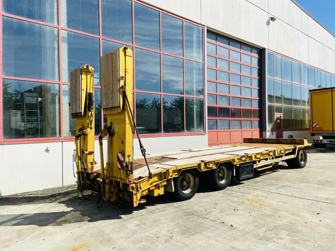 Goldhofer TUP-L3-24/80 3 Achs Tiefladeranhänger - Žemo profilio platforma priekaba: foto 2 Goldhofer TUP-L3-24/80 3 Achs Tiefladeranhänger - Žemo profilio platforma priekaba: foto 2