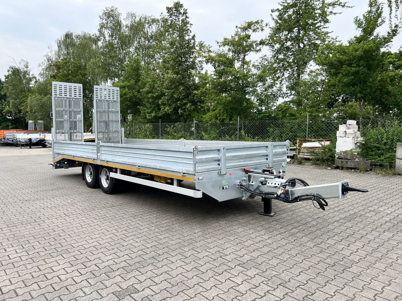 Möslein Neuer Tandemtieflader, 7,28 m Ladefläche, breit - Žemo profilio platforma priekaba: foto 1 Möslein Neuer Tandemtieflader, 7,28 m Ladefläche, breit - Žemo profilio platforma priekaba: foto 1