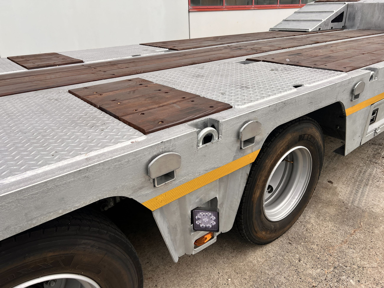 Möslein ST 3 3 Achs Satteltieflader neu - Žemo profilio platforma puspriekabė: foto 2 Möslein ST 3 3 Achs Satteltieflader neu - Žemo profilio platforma puspriekabė: foto 2