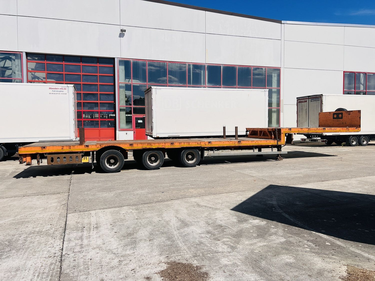 Möslein STO 3 Schwebheim 3 Achs Satteltieflader Plato 45 t GGfür Fertigteile, Baumaschinen oder Container - Žemo profilio platforma puspriekabė: foto 1 Möslein STO 3 Schwebheim 3 Achs Satteltieflader Plato 45 t GGfür Fertigteile, Baumaschinen oder Container - Žemo profilio platforma puspriekabė: foto 1
