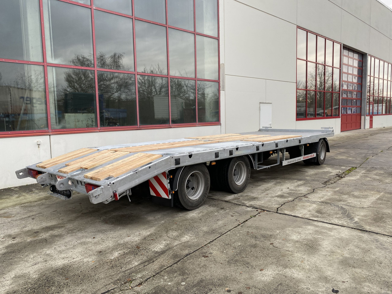 Möslein T 3-P9,2 OR 3 Achs Tieflader gerader Ladefläche 9 m, Neufahrzeug - Žemo profilio platforma priekaba: foto 4 Möslein T 3-P9,2 OR 3 Achs Tieflader gerader Ladefläche 9 m, Neufahrzeug - Žemo profilio platforma priekaba: foto 4