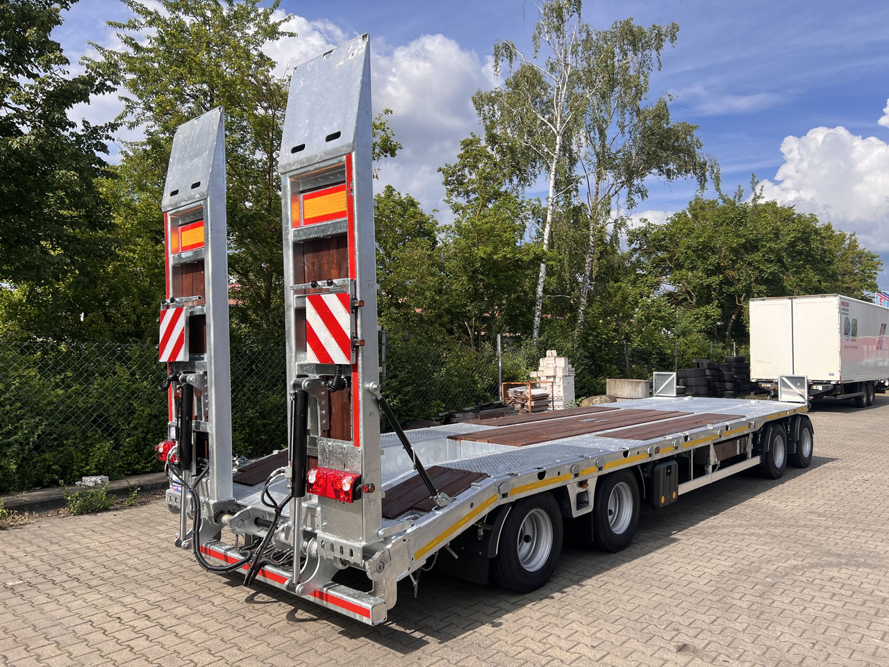 Möslein T4 VB H1 gerade neuer 4 Achs Tieflader gerade hydraulischen Rampen - Žemo profilio platforma priekaba: foto 5 Möslein T4 VB H1 gerade neuer 4 Achs Tieflader gerade hydraulischen Rampen - Žemo profilio platforma priekaba: foto 5