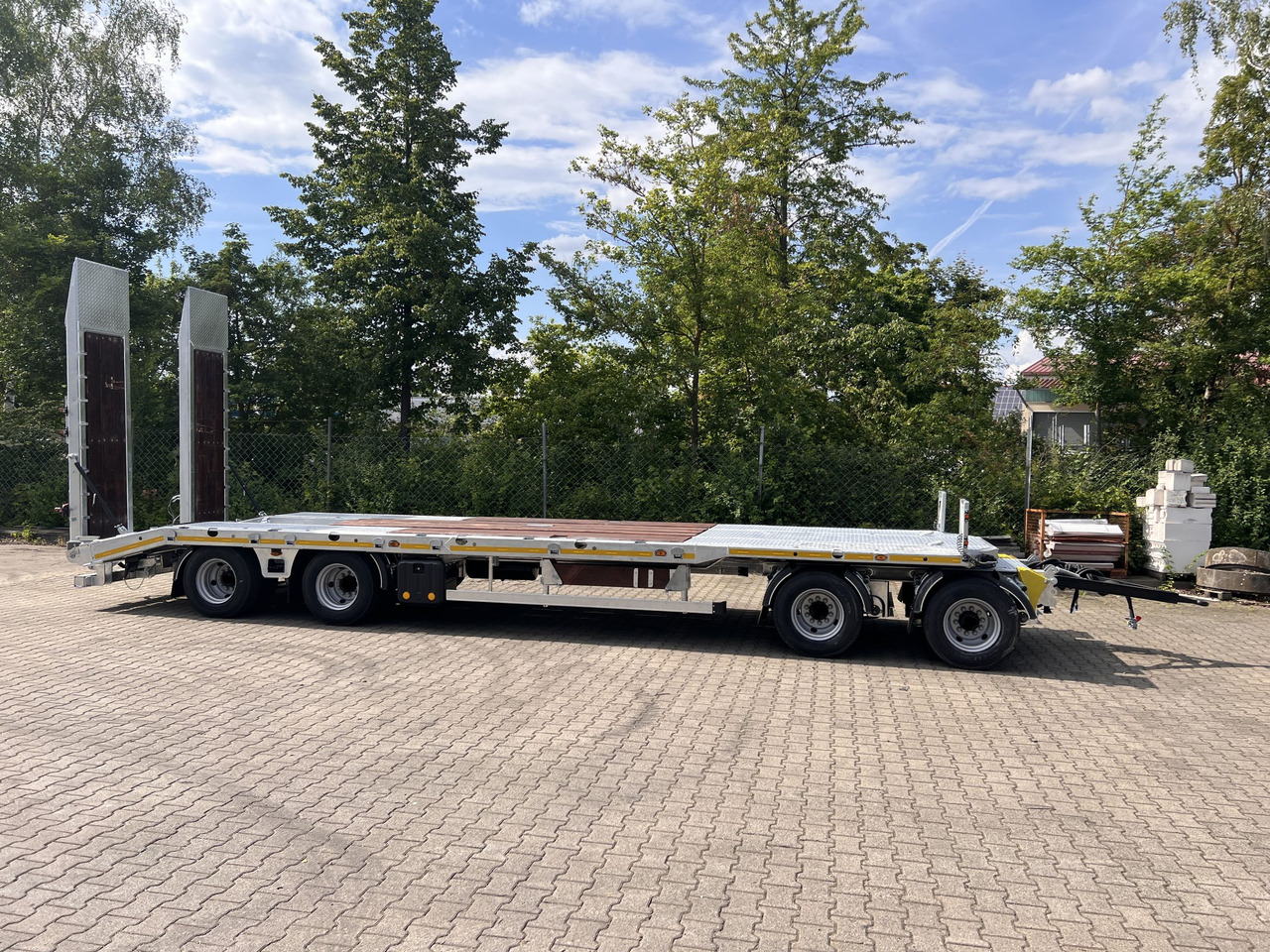 Möslein T4 VB H1 gerade neuer 4 Achs Tieflader gerade hydraulischen Rampen - Žemo profilio platforma priekaba: foto 1 Möslein T4 VB H1 gerade neuer 4 Achs Tieflader gerade hydraulischen Rampen - Žemo profilio platforma priekaba: foto 1