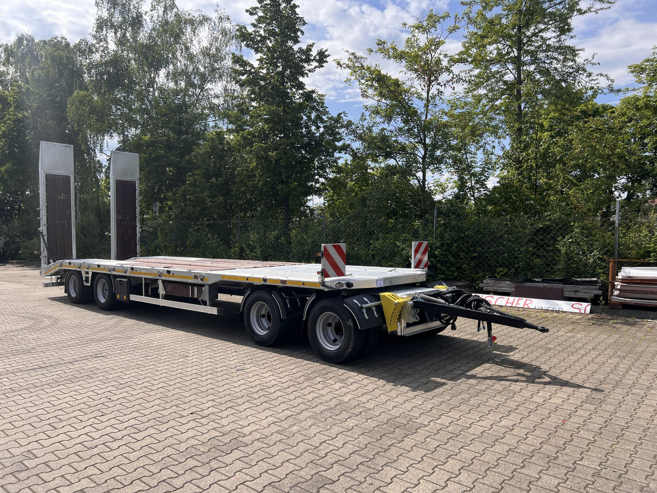Möslein T4 VB H1 gerade neuer 4 Achs Tieflader gerade hydraulischen Rampen - Žemo profilio platforma priekaba: foto 4 Möslein T4 VB H1 gerade neuer 4 Achs Tieflader gerade hydraulischen Rampen - Žemo profilio platforma priekaba: foto 4