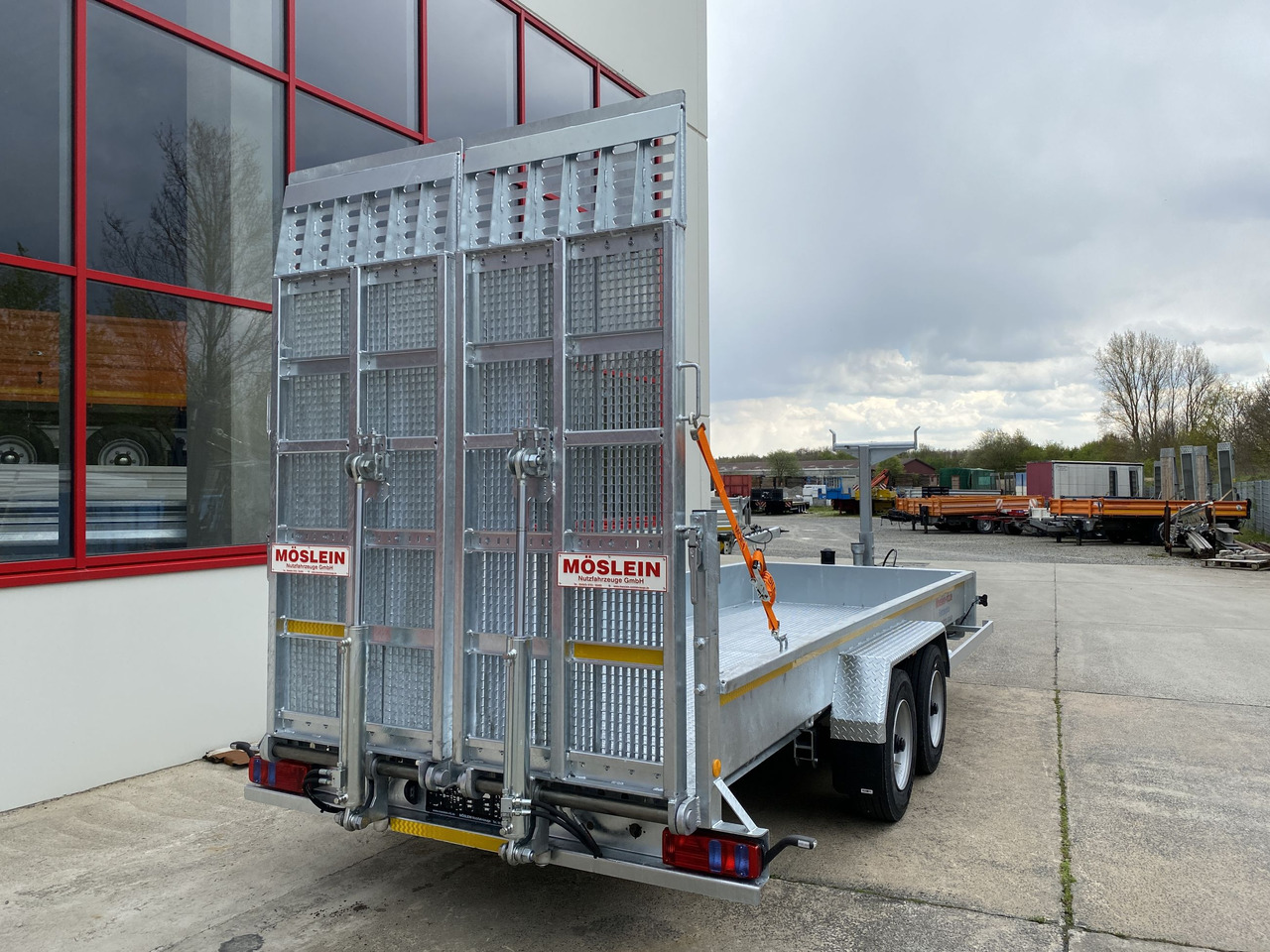 Möslein TT 11-E6x2 hydr. Rampen Tieflader für Fräsen breiten hydraulischen Rampen, Neu - Žemo profilio platforma priekaba: foto 5 Möslein TT 11-E6x2 hydr. Rampen Tieflader für Fräsen breiten hydraulischen Rampen, Neu - Žemo profilio platforma priekaba: foto 5
