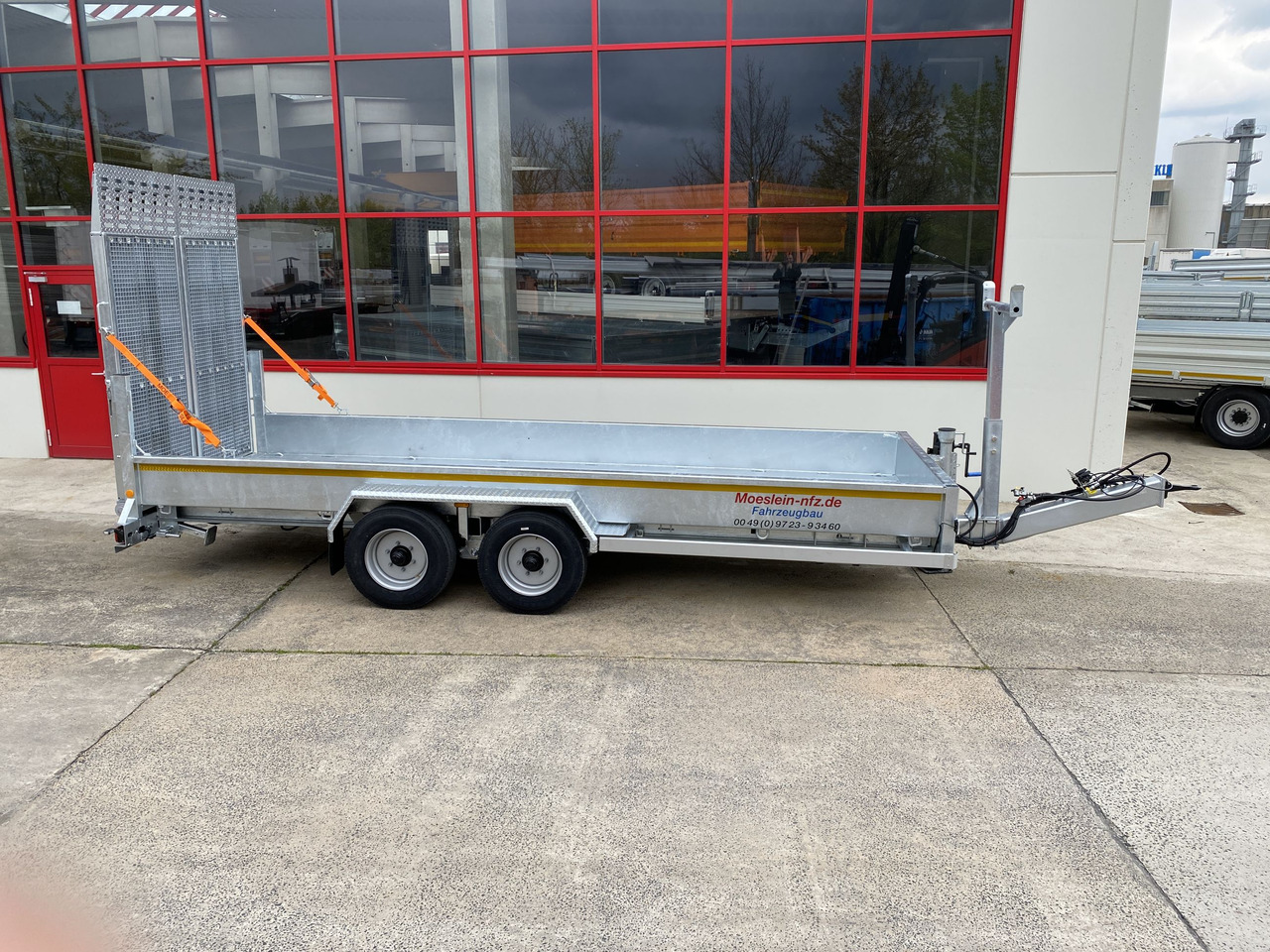 Möslein TT 11-E6x2 hydr. Rampen Tieflader für Fräsen breiten hydraulischen Rampen, Neu - Žemo profilio platforma priekaba: foto 1 Möslein TT 11-E6x2 hydr. Rampen Tieflader für Fräsen breiten hydraulischen Rampen, Neu - Žemo profilio platforma priekaba: foto 1