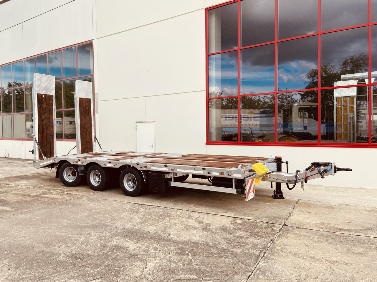 Möslein TT 31 31 t GG Tridem- Tieflader 3 Achs, gelenktNeufahrzeug - Žemo profilio platforma priekaba: foto 4 Möslein TT 31 31 t GG Tridem- Tieflader 3 Achs, gelenktNeufahrzeug - Žemo profilio platforma priekaba: foto 4