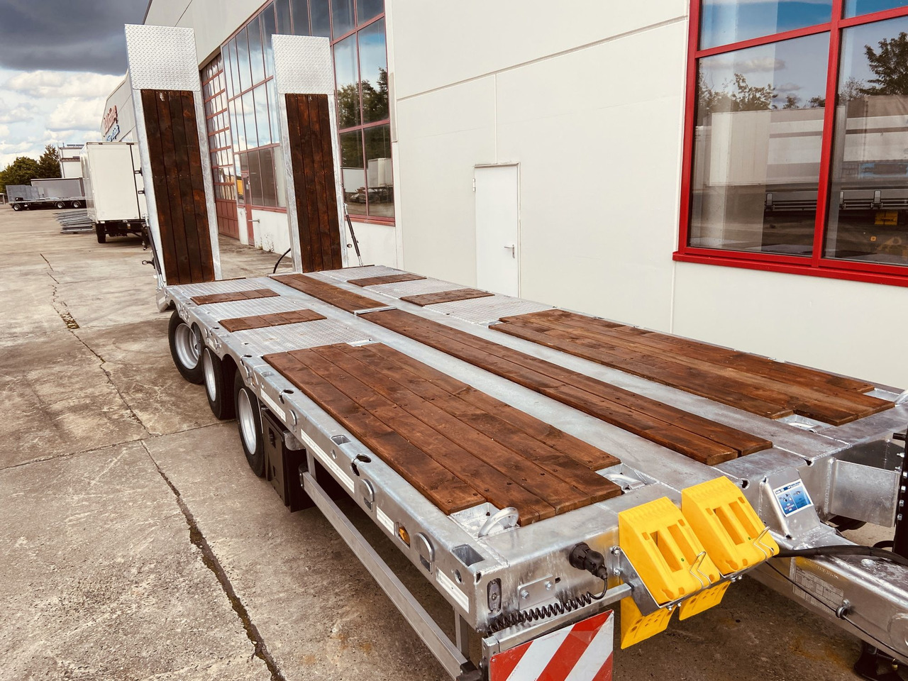 Möslein TT 31 31 t GG Tridem- Tieflader 3 Achs, gelenktNeufahrzeug - Žemo profilio platforma priekaba: foto 3 Möslein TT 31 31 t GG Tridem- Tieflader 3 Achs, gelenktNeufahrzeug - Žemo profilio platforma priekaba: foto 3