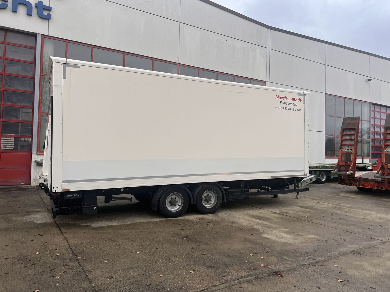Möslein Tandem Koffer mit Ladebordwand 1,5 t + Durchlad - Furgonas priekaba: foto 3 Möslein Tandem Koffer mit Ladebordwand 1,5 t + Durchlad - Furgonas priekaba: foto 3