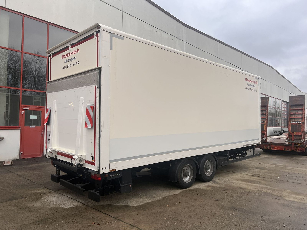 Möslein Tandem Koffer mit Ladebordwand 1,5 t + Durchlad - Furgonas priekaba: foto 1 Möslein Tandem Koffer mit Ladebordwand 1,5 t + Durchlad - Furgonas priekaba: foto 1