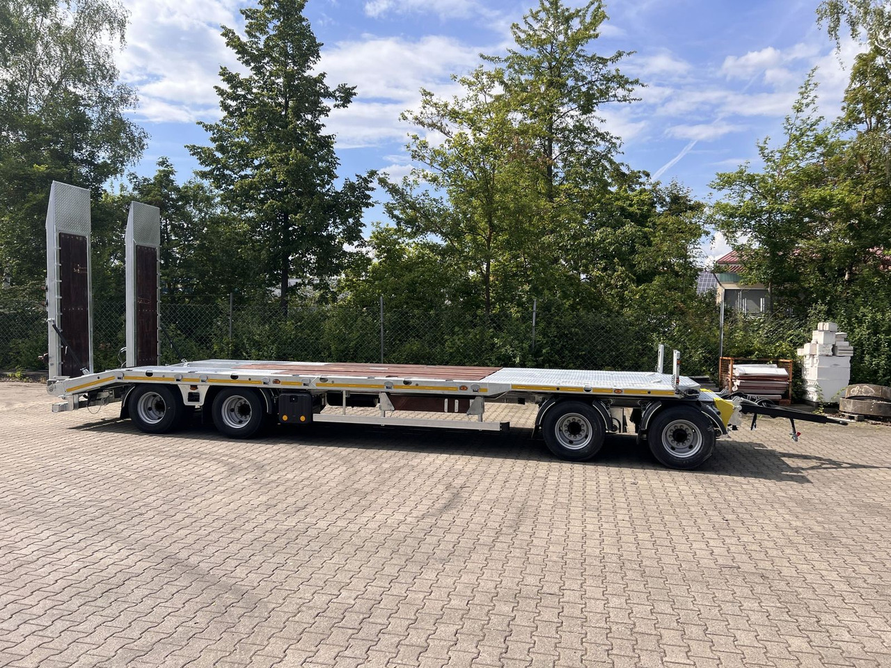 Möslein neuer 4 Achs Tieflader gerade hydraulischen Ram - Žemo profilio platforma priekaba: foto 1 Möslein neuer 4 Achs Tieflader gerade hydraulischen Ram - Žemo profilio platforma priekaba: foto 1