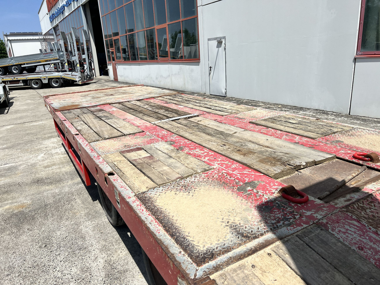 T3 3 Achs Tiefladeranhänger mit gerader Ladefläche - Žemo profilio platforma priekaba: foto 4 T3 3 Achs Tiefladeranhänger mit gerader Ladefläche - Žemo profilio platforma priekaba: foto 4