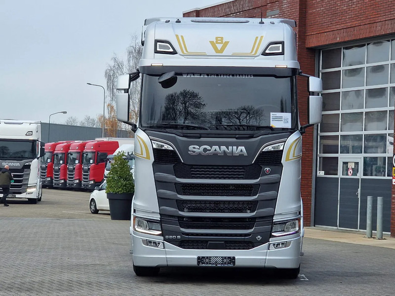 Scania 660S V8 NGS Highline 6x2/4 - New - Full spec - Retarder - Night clima - Led - Leather - Navi - Vilkikas: foto 2 Scania 660S V8 NGS Highline 6x2/4 - New - Full spec - Retarder - Night clima - Led - Leather - Navi - Vilkikas: foto 2
