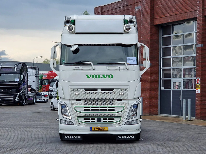 Volvo FH 13.540 Globetrotter 4x2 - Custom exterior - I parkcool - Navi - APK/TUV: 27-02-2026 - Vilkikas: foto 2 Volvo FH 13.540 Globetrotter 4x2 - Custom exterior - I parkcool - Navi - APK/TUV: 27-02-2026 - Vilkikas: foto 2