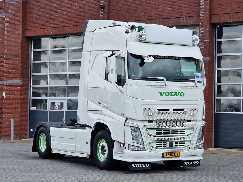 Volvo FH 13.540 Globetrotter 4x2 - Custom exterior - I parkcool - Navi - APK/TUV: 27-02-2026 - Vilkikas: foto 1 Volvo FH 13.540 Globetrotter 4x2 - Custom exterior - I parkcool - Navi - APK/TUV: 27-02-2026 - Vilkikas: foto 1