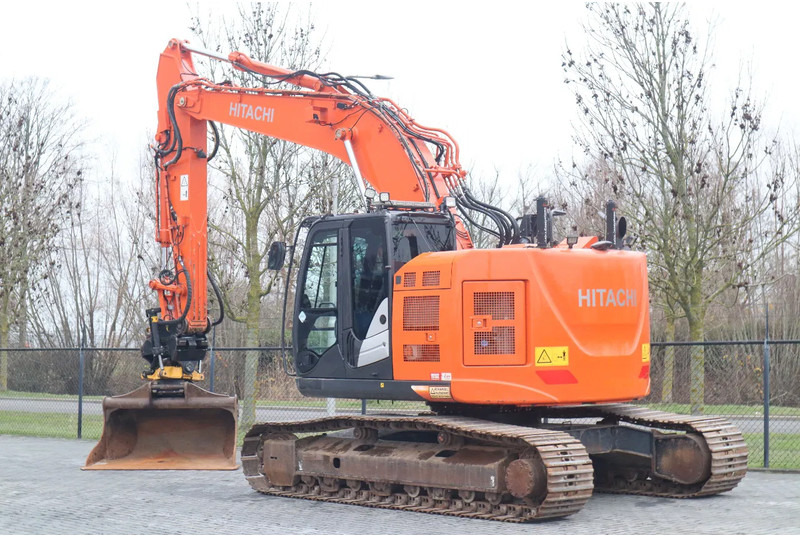 Hitachi ZX225 USRLC-6 | ROTOTILT | BUCKET | GOOD CONDITION - Vikšrinis ekskavatorius: foto 3 Hitachi ZX225 USRLC-6 | ROTOTILT | BUCKET | GOOD CONDITION - Vikšrinis ekskavatorius: foto 3