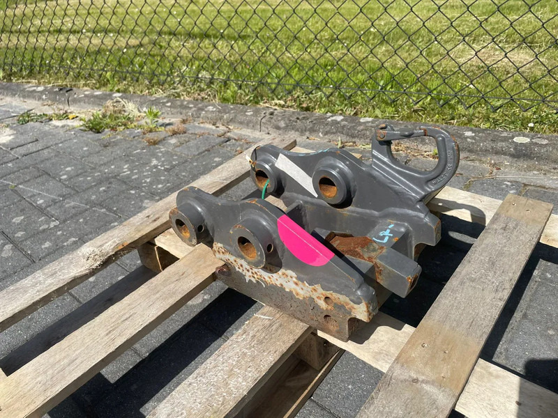 SMP S60 | HALF-AUTO QUICK COUPLER | SNELWISSEL | VOLVO EC18 - Hidraulinės žirklės - Statybinė technika: foto 1 SMP S60 | HALF-AUTO QUICK COUPLER | SNELWISSEL | VOLVO EC18 - Hidraulinės žirklės - Statybinė technika: foto 1