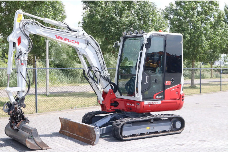 Takeuchi TB235-2 | TREE CUTTER | GRAB | TILT + 5 ATTACHMENTS - Mini ekskavatorius: foto 2 Takeuchi TB235-2 | TREE CUTTER | GRAB | TILT + 5 ATTACHMENTS - Mini ekskavatorius: foto 2