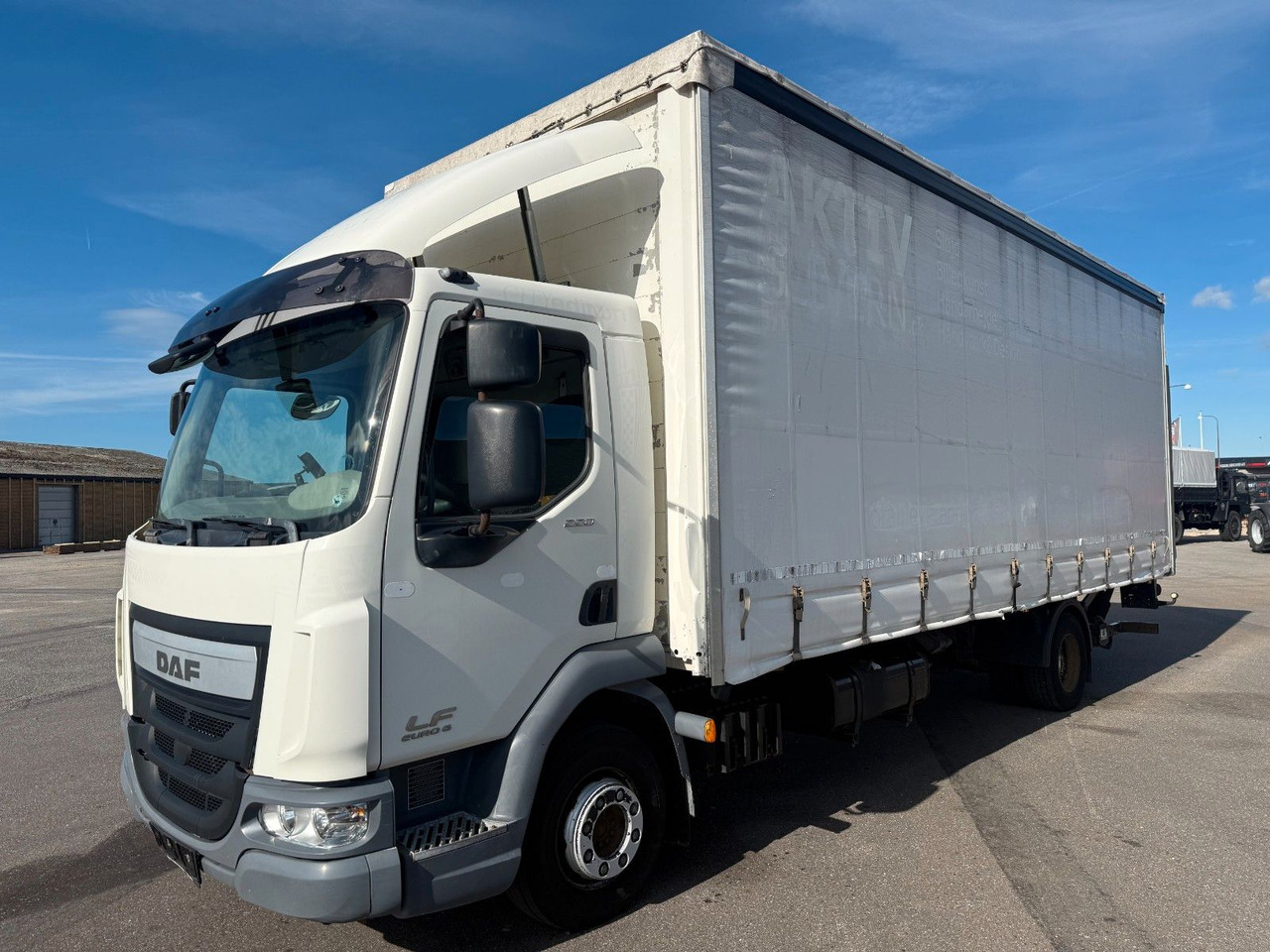 DAF LF 45 /220 4x2 Curtainsider and Taillift Euro 6 - Tentinis sunkvežimis: foto 1 DAF LF 45 /220 4x2 Curtainsider and Taillift Euro 6 - Tentinis sunkvežimis: foto 1