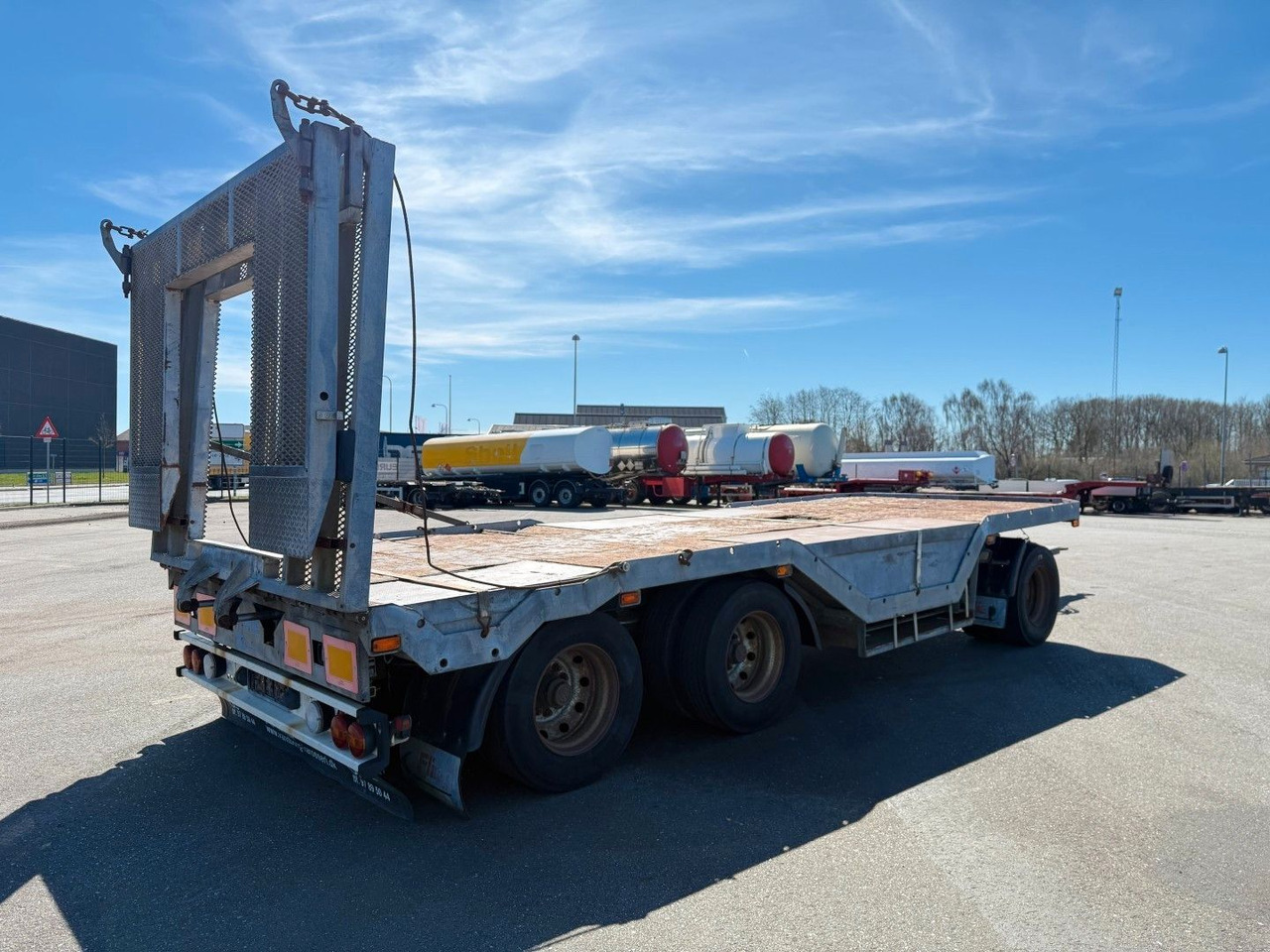 Fliegl FLT328 3 achser Maschinenanhänger mit Radkasten - Žemo profilio platforma priekaba: foto 4 Fliegl FLT328 3 achser Maschinenanhänger mit Radkasten - Žemo profilio platforma priekaba: foto 4