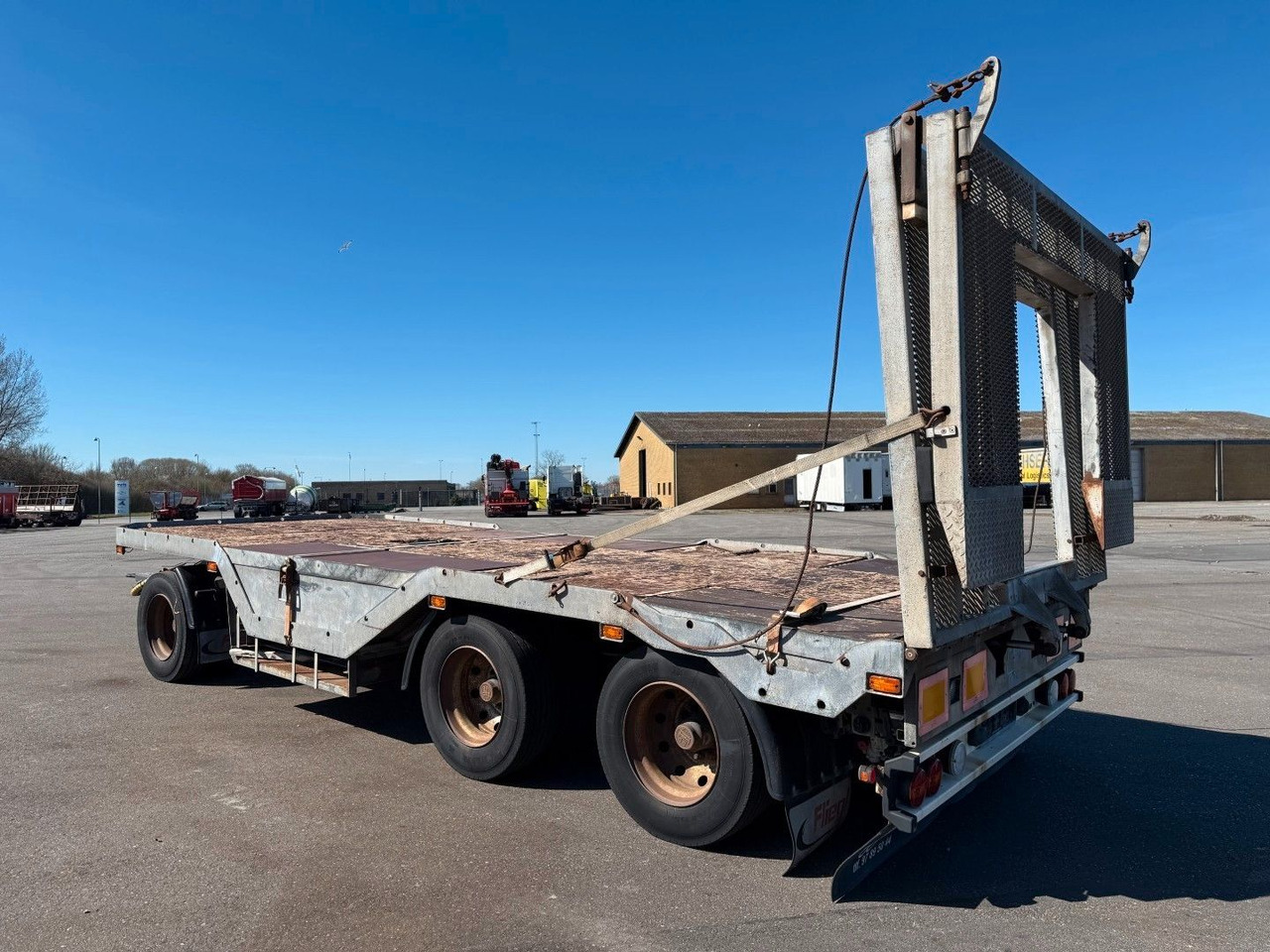 Fliegl FLT328 3 achser Maschinenanhänger mit Radkasten - Žemo profilio platforma priekaba: foto 5 Fliegl FLT328 3 achser Maschinenanhänger mit Radkasten - Žemo profilio platforma priekaba: foto 5