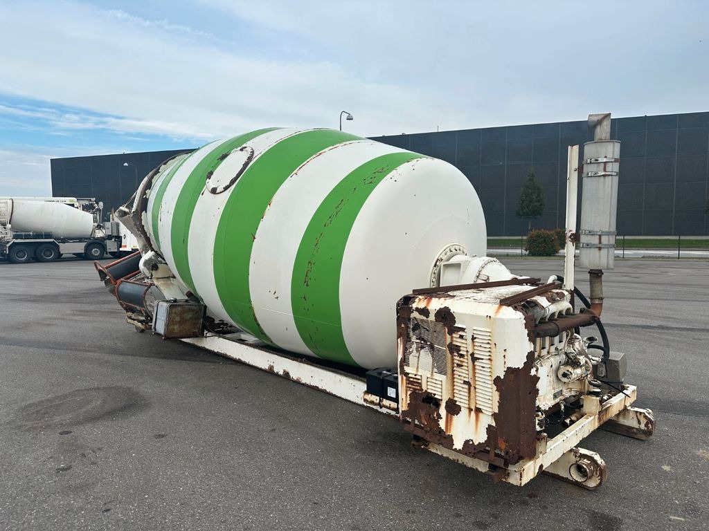 LT 90 D 9 m3 Concrete Mixer on Flat / Deutz - Betonvežis: foto 2 LT 90 D 9 m3 Concrete Mixer on Flat / Deutz - Betonvežis: foto 2